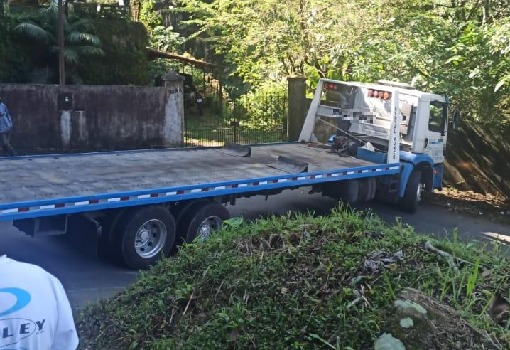 Caminhão fica preso em curva na Fazenda Inglesa em Petrópolis
