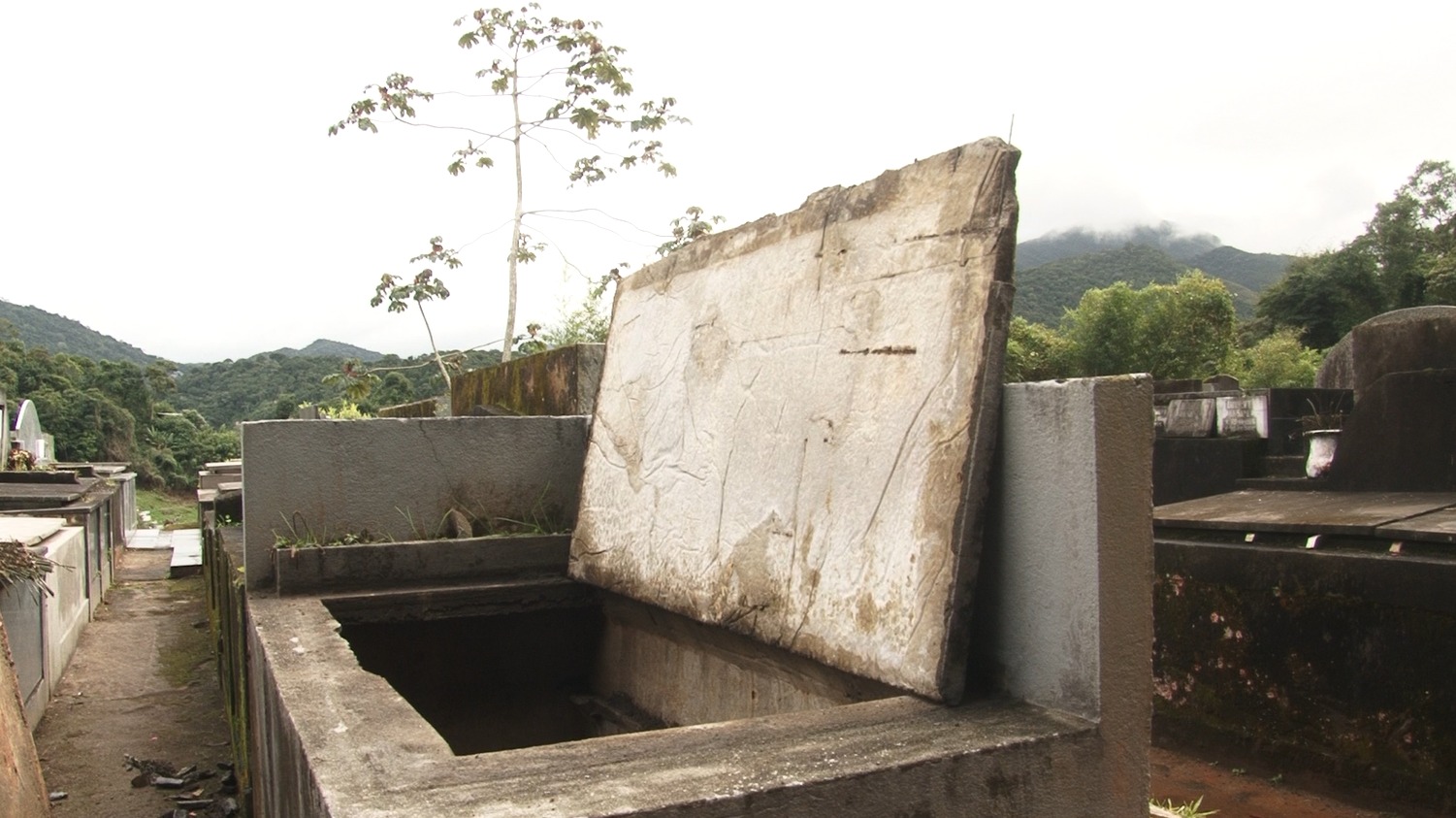 Jazigos do Cemitério Municipal de Petrópolis são vandalizados e furtados