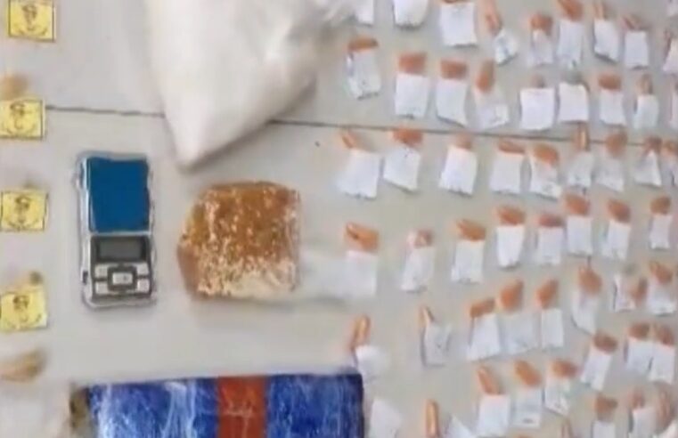 Policiais militares apreende drogas e simulacro de arma na Estrada da Saudade, em Petrópolis