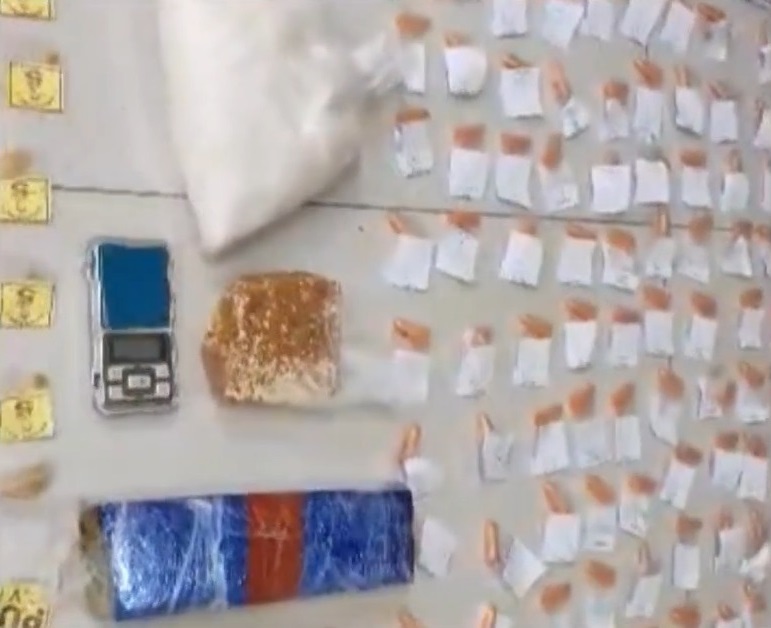 Policiais militares apreende drogas e simulacro de arma na Estrada da Saudade, em Petrópolis