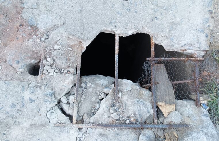 Buraco em rua no Cascatinha, em Petrópolis, preocupa moradoras há cinco meses