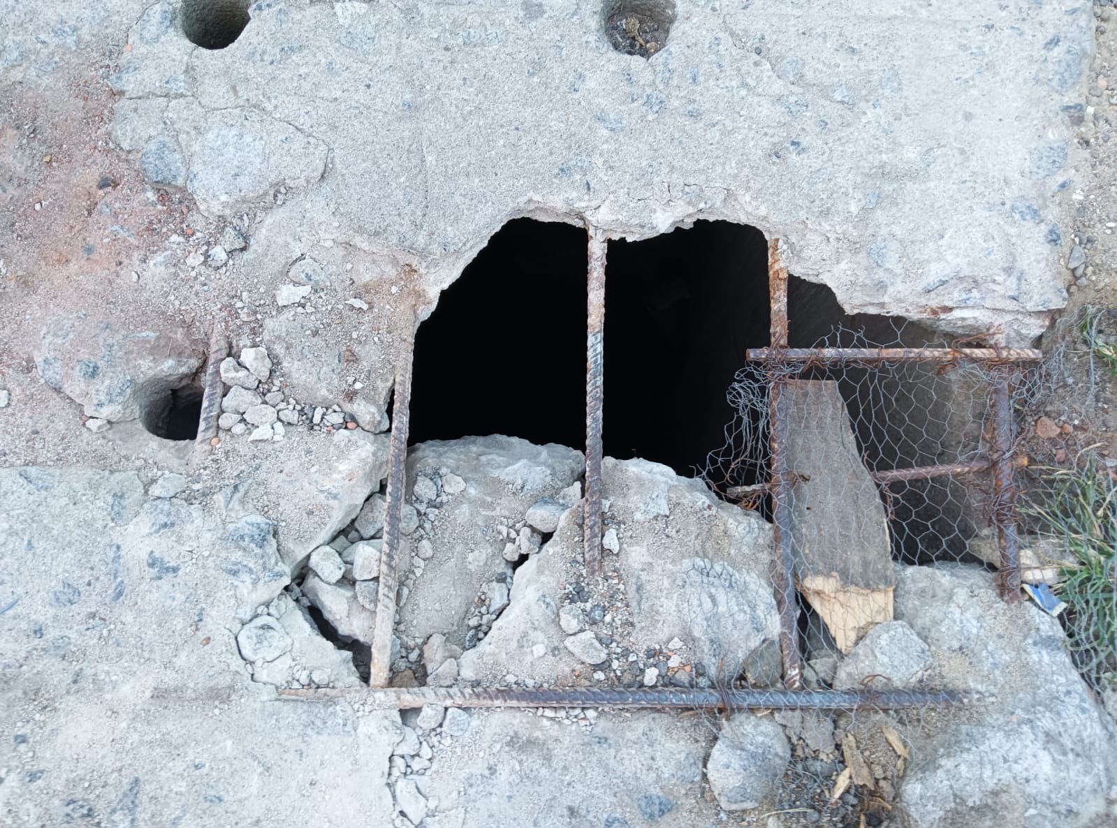 Buraco em rua no Cascatinha, em Petrópolis, preocupa moradoras há cinco meses