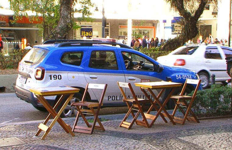 Homem perde o controle e é contido por garçons em restaurante no centro de Petrópolis