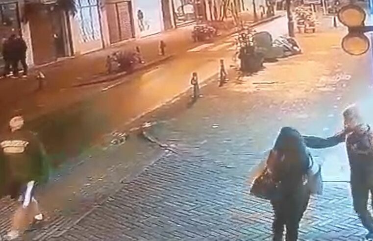 Câmera de segurança flagra assalto na Rua Dezesseis de Março, no Centro de Petrópolis