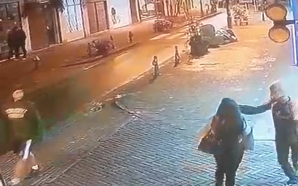 Câmera de segurança flagra assalto na Rua Dezesseis de Março, no Centro de Petrópolis