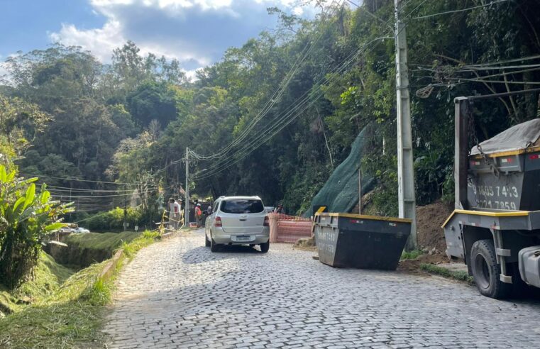 Rua Duarte da Silveira está em meia pista devido a obra de contenção. Pedestres afirmam que estão em risco