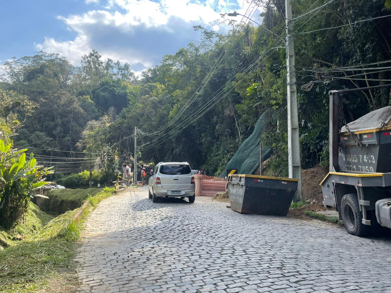 Rua Duarte da Silveira está em meia pista devido a obra de contenção. Pedestres afirmam que estão em risco