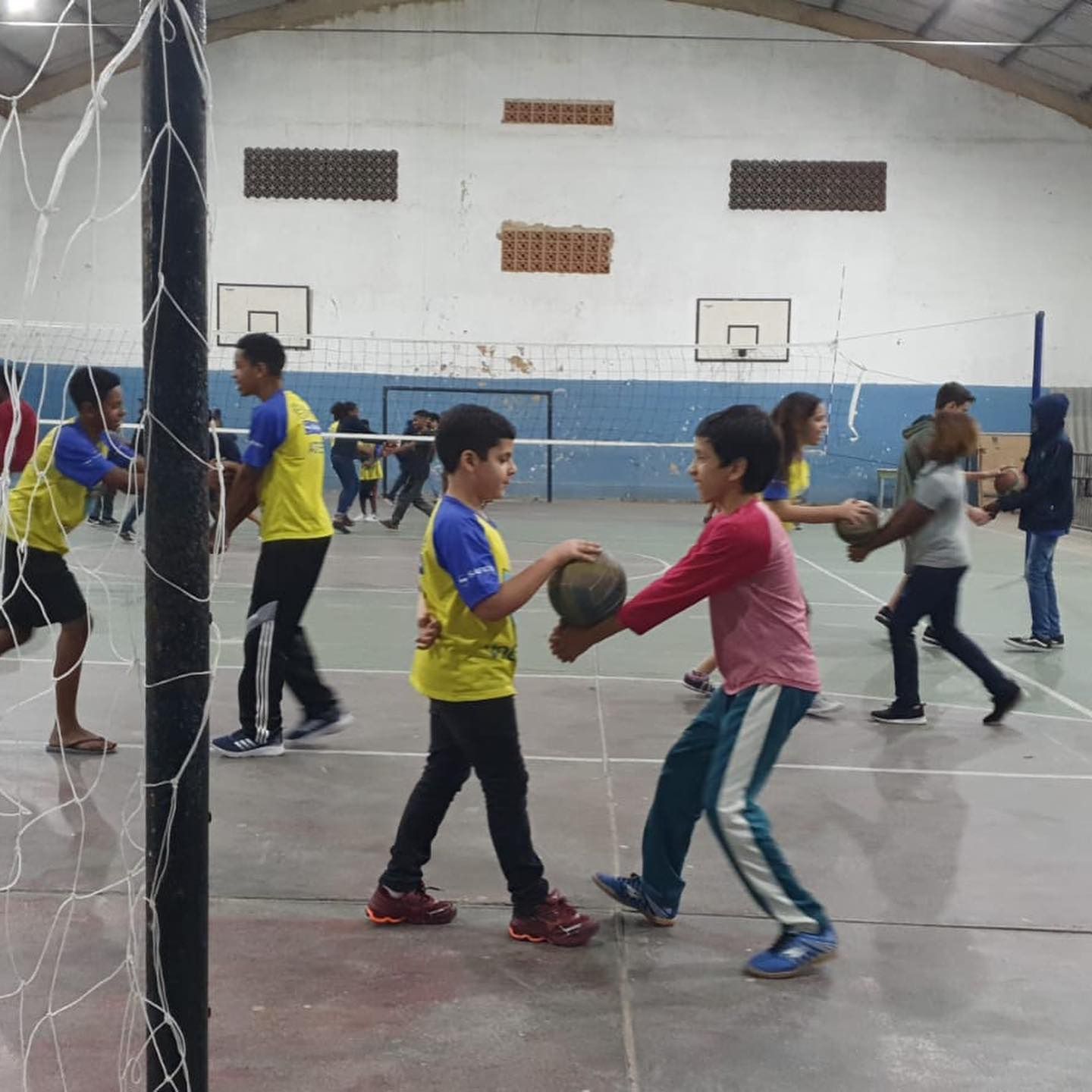 Comac abre inscrições para atividades gratuitas de futsal, voleibol e basquet