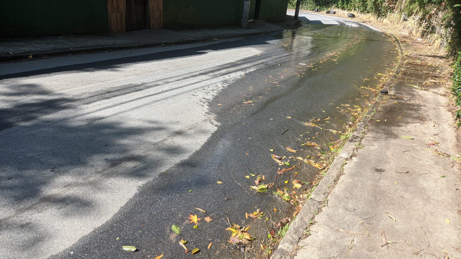 Moradores da localidade Vila Militar reclamam de demora da Águas do Imperador para serviço no local