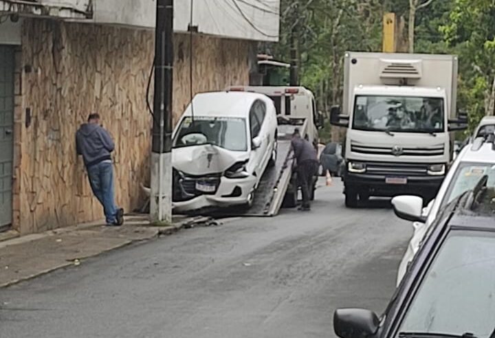 Motorista colide contra poste no Morin
