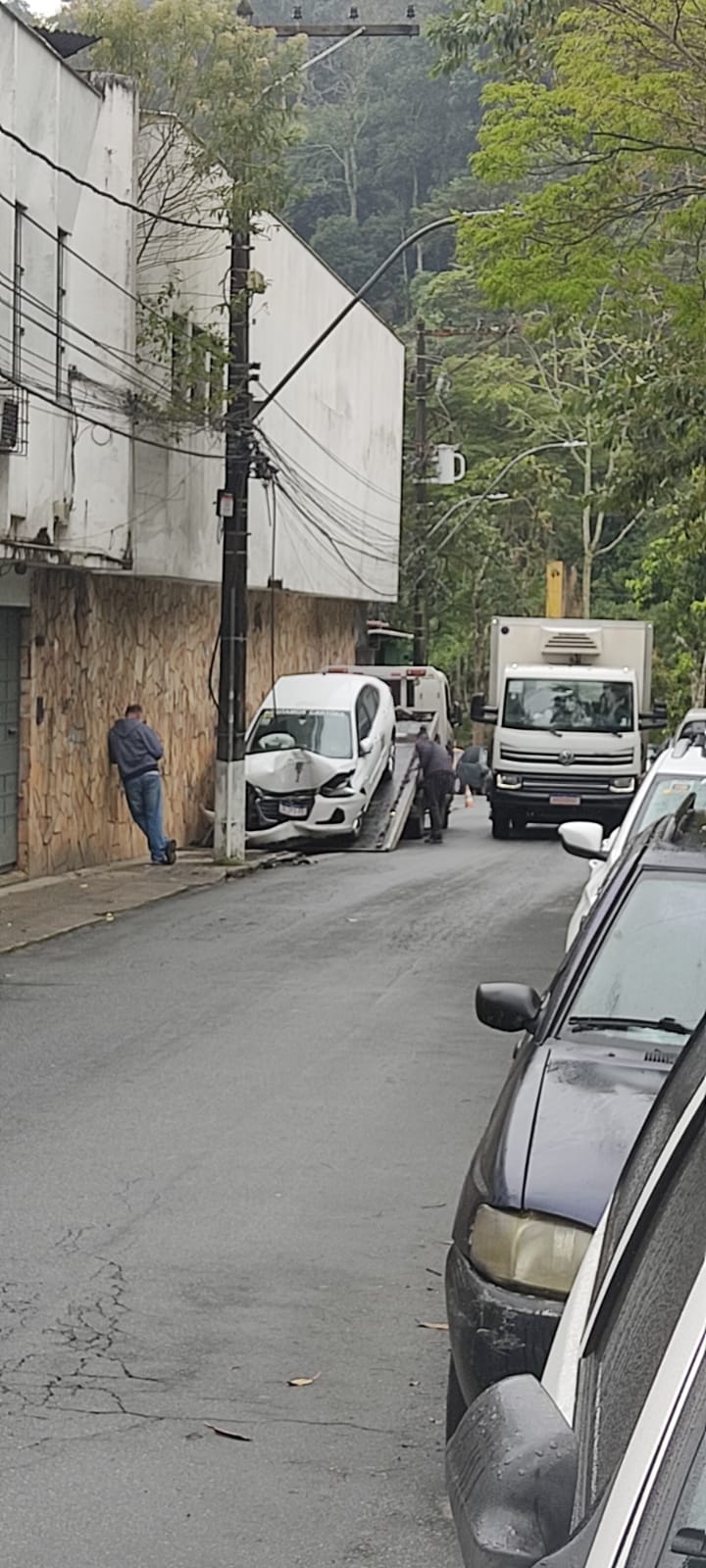 Motorista colide contra poste no Morin