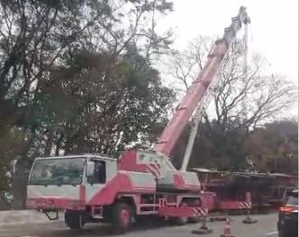 Destombamento de carreta causa congestionamento na subida da serra de Petrópolis