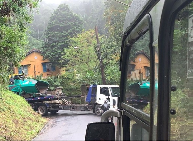 Caminhões e carretas são dor de cabeça constante no trânsito em Petrópolis
