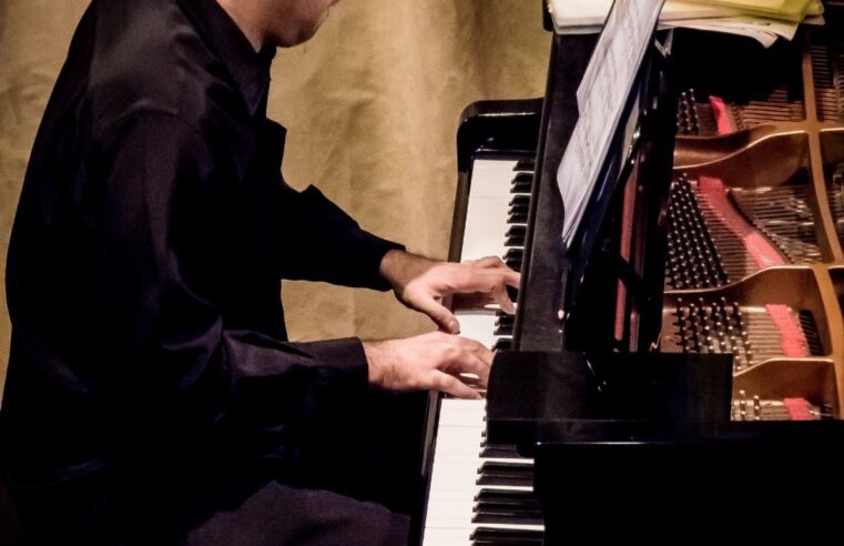 Teatro Reynaldo Chaves apresenta concerto de piano com Leandro Turano