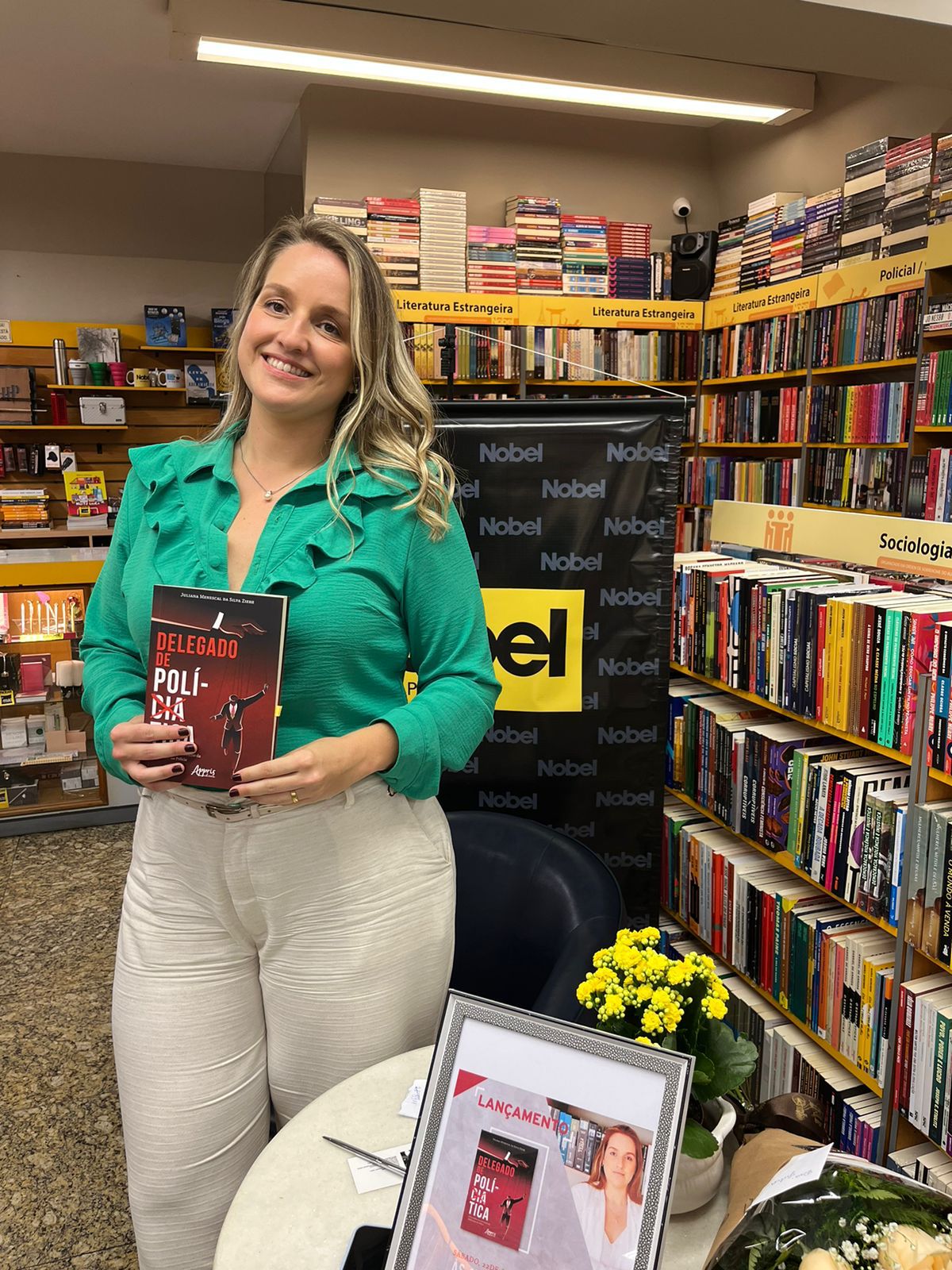 Delegada lança livro sobre “politização policial” 