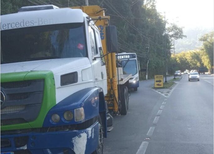 Carreta estacionada de forma irregular prejudica trânsito em Itaipava