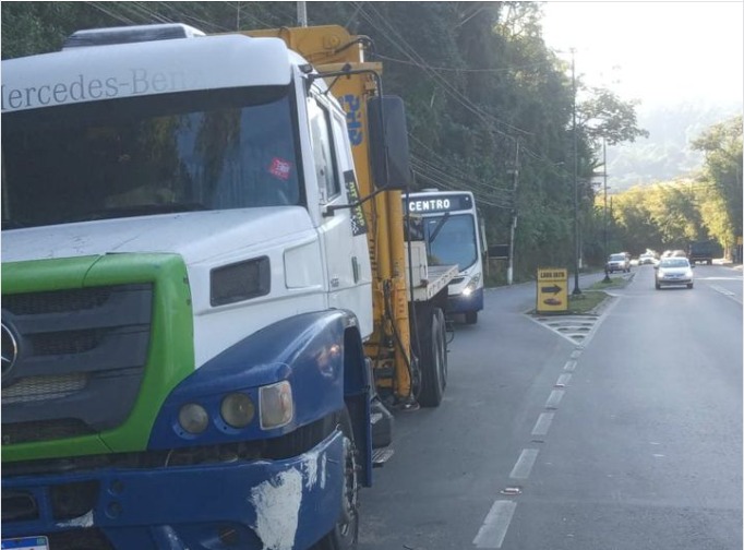 Carreta estacionada de forma irregular prejudica trânsito em Itaipava