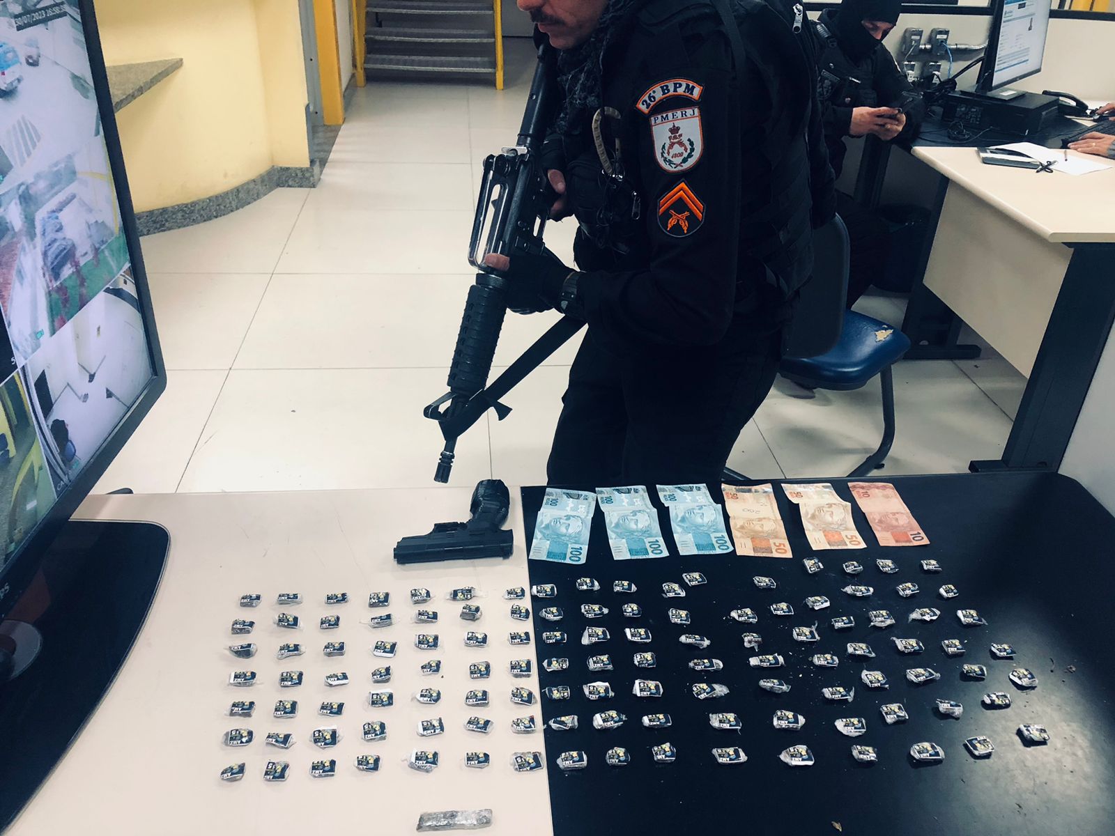 Homem é preso por tráfico de drogas na Mosela, em Petrópolis