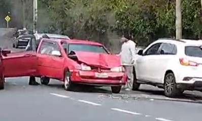 Colisão entre dois veículos deixa transito lento no início da manhã desta segunda-feira (10)