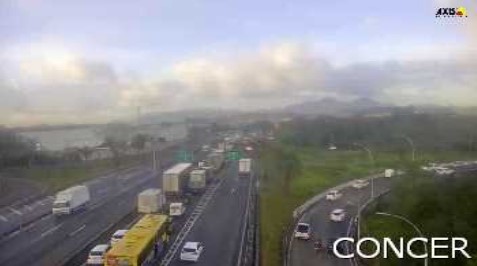 Colisão entre moto e caminhão deixa chegada ao Rio de Janeiro lenta na manhã desta segunda-feira