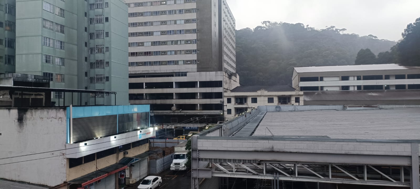 Chove forte no Centro de Petrópolis