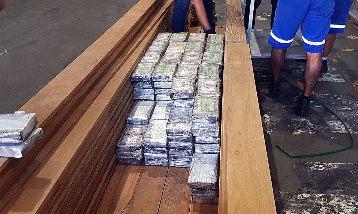 Quadrilha enviava cocaína ao exterior em carga de madeira