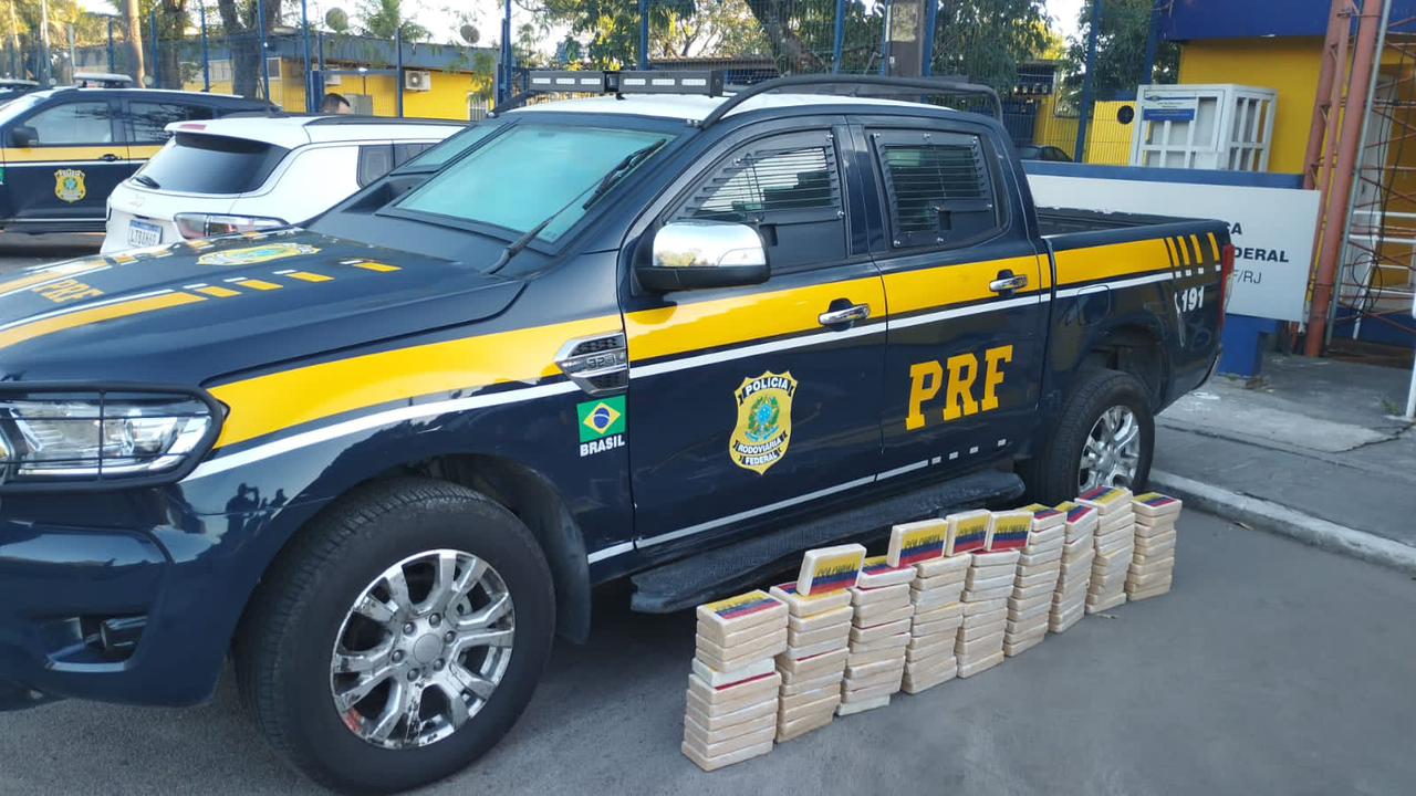 PRF apreende 102 quilos de pasta base de cocaína em Itaguaí-RJ