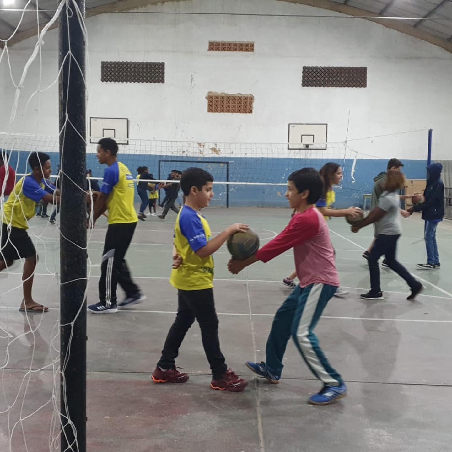 Ainda há vagas para as aulas gratuitas de Futsal, Voleibol e Basquete  na Comac