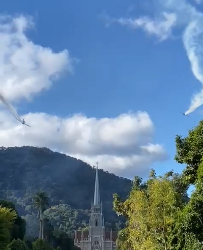 Apresentações da Força Aérea Brasileira lotam a praça da Liberdade em Petrópolis