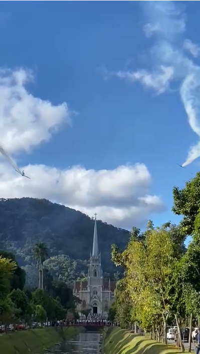 Apresentações da Força Aérea Brasileira lotam a praça da Liberdade em Petrópolis