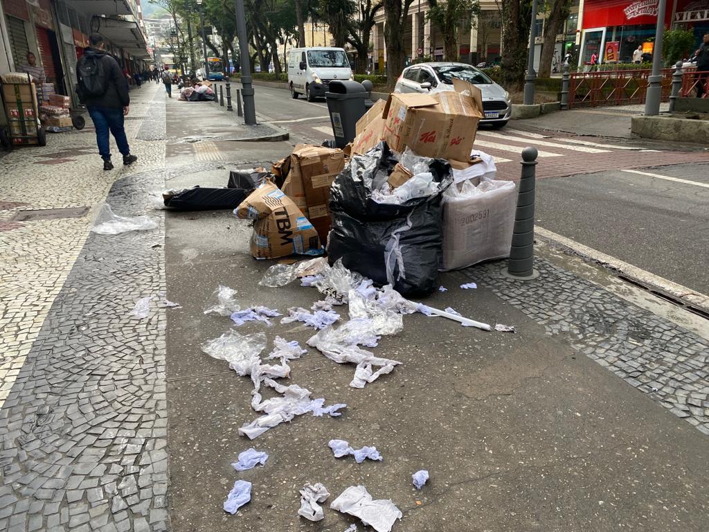 Petrópolis amanhece com as ruas tomadas por lixo