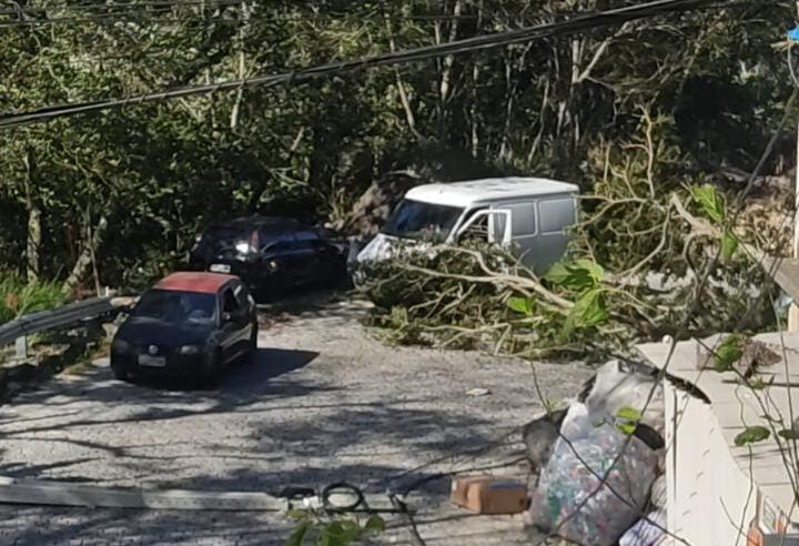 Serra Velha está com trânsito intenso e em meia pista