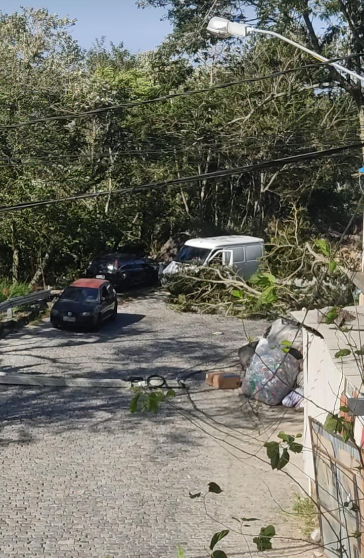 Serra Velha está com trânsito intenso e em meia pista