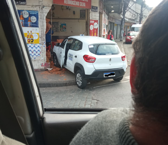 Motorista perde o controle e carro vai parar dentro de um bar, no Retiro, em Petrópolis