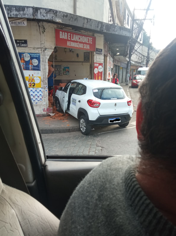 Motorista perde o controle e carro vai parar dentro de um bar, no Retiro, em Petrópolis