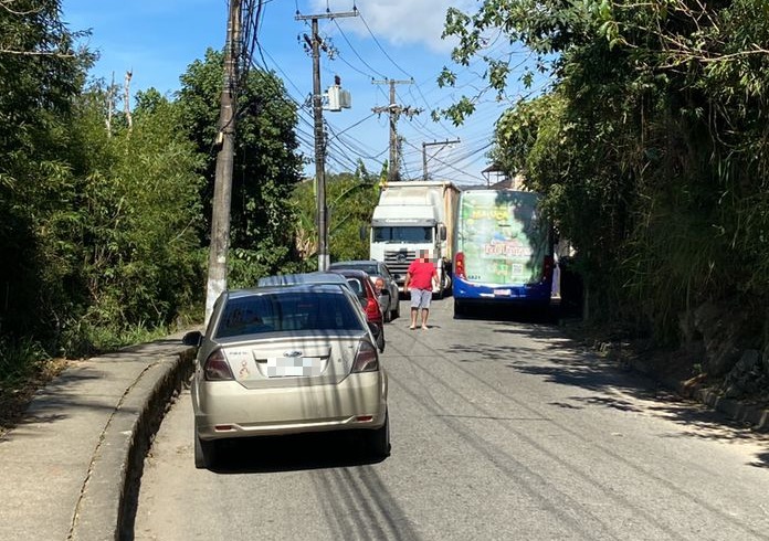 Caminhão impede passagem de veículos na Estrada da Saudade