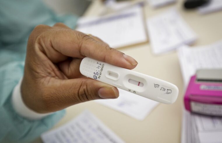Positividade de testes de covid-19 subiu de 4% para 13%, diz UFRJ