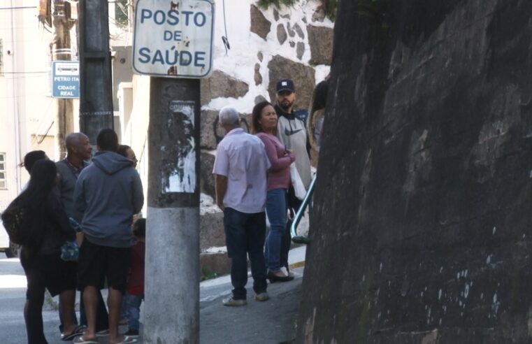 Demora no atendimento no Centro de Saúde gera reclamações, durante ponto facultativo, em Petrópolis