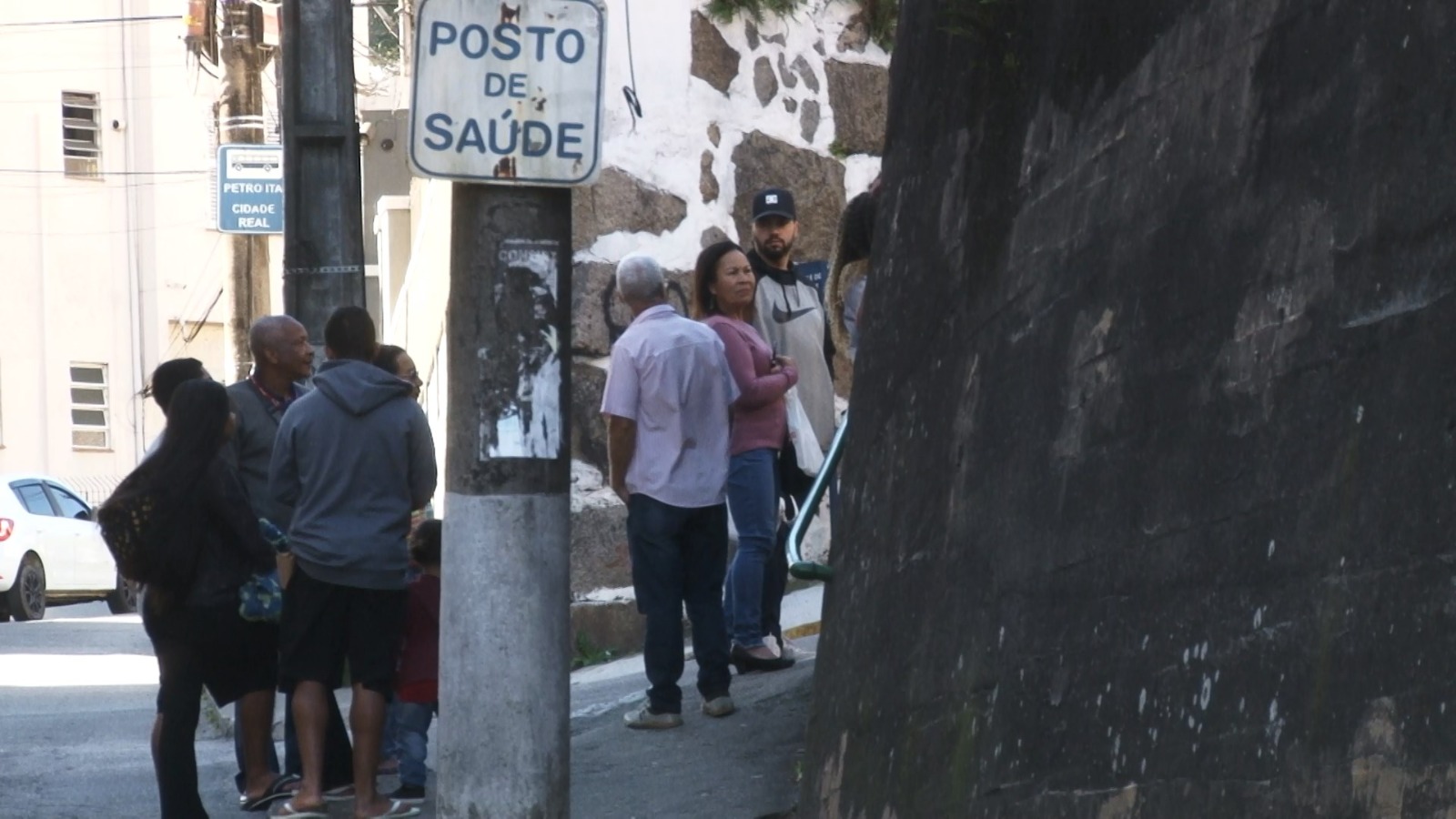 Demora no atendimento no Centro de Saúde gera reclamações, durante ponto facultativo, em Petrópolis