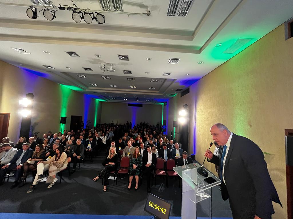Comércio Varejista do Estado abre a 37ª Convenção entregando manifesto do setor sobre a reforma tributária aos senadores Efraim Filho e Carlos Portinho