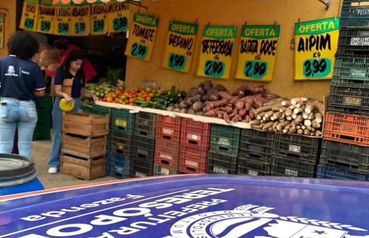 Fiscalização da Prefeitura de Teresópolis notifica hortifruti sobre uso indevido das calçadas