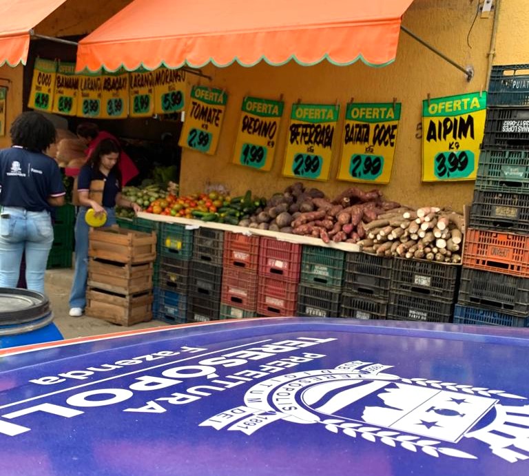 Fiscalização da Prefeitura de Teresópolis notifica hortifruti sobre uso indevido das calçadas