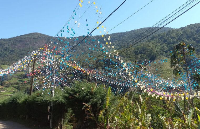 Balão atinge rede da Enel e deixa mais de 100 residências sem energia em Petrópolis  