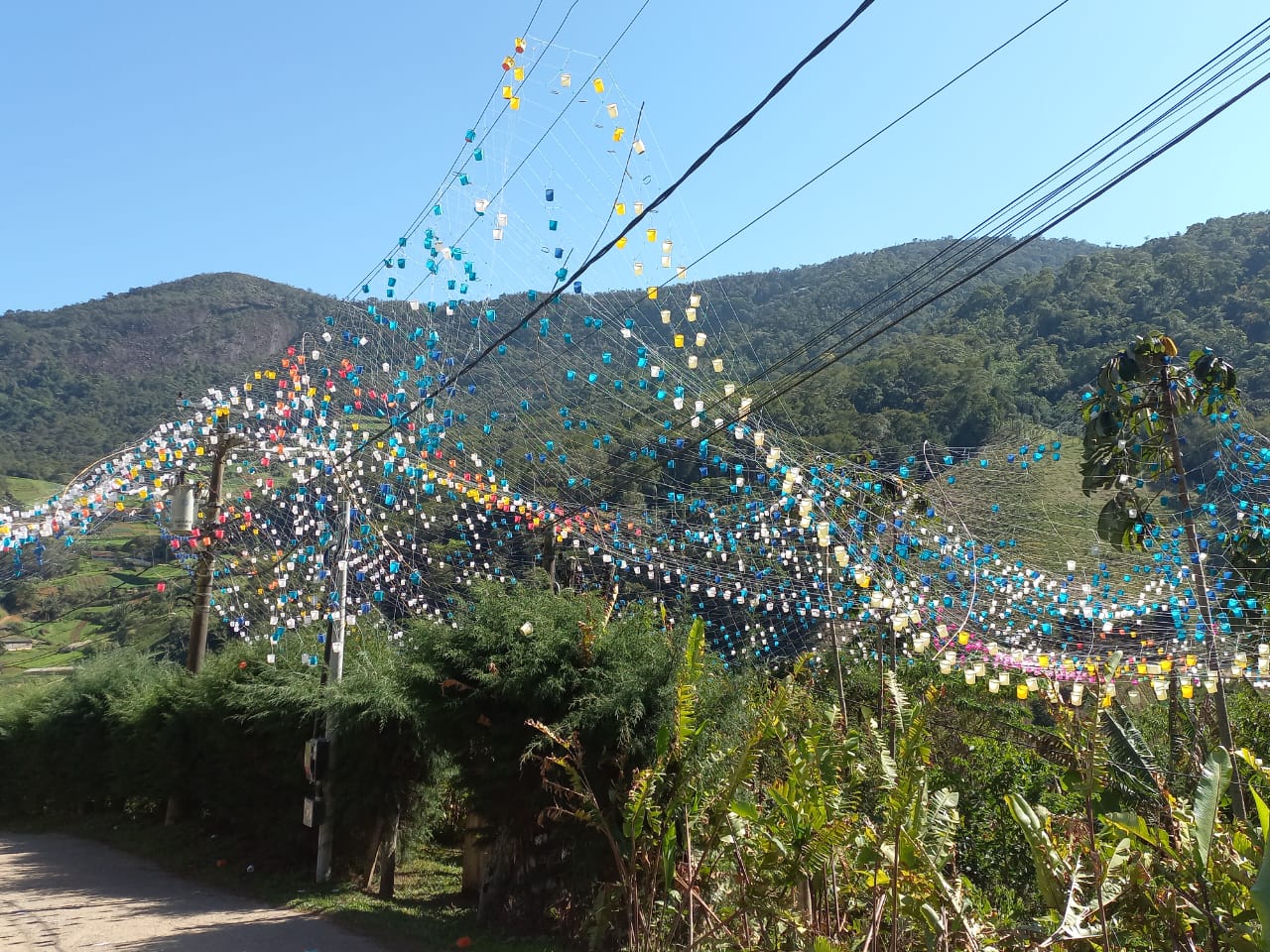 Balão atinge rede da Enel e deixa mais de 100 residências sem energia em Petrópolis