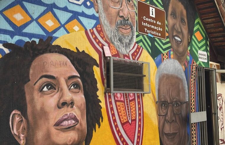 Painel na Praça da Liberdade, que tem rosto de Marielle Franco, é vandalizado em Petrópolis
