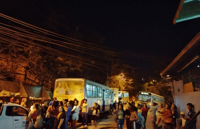 Moradores do Castelo São Manoel paralisam linha de ônibus da região