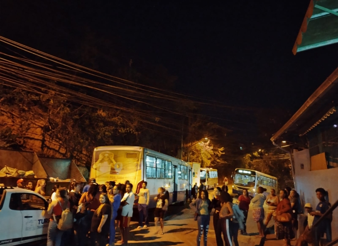 Moradores do Castelo São Manoel paralisam linha de ônibus da região