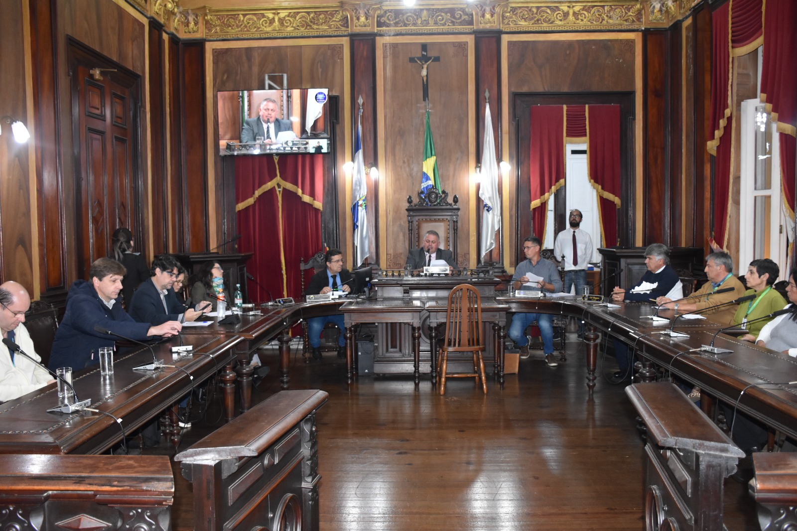 Em audiência pública na Câmara Municipal de Petrópolis, concessionárias se comprometem em rever cobranças de luz e água em imóveis interditados