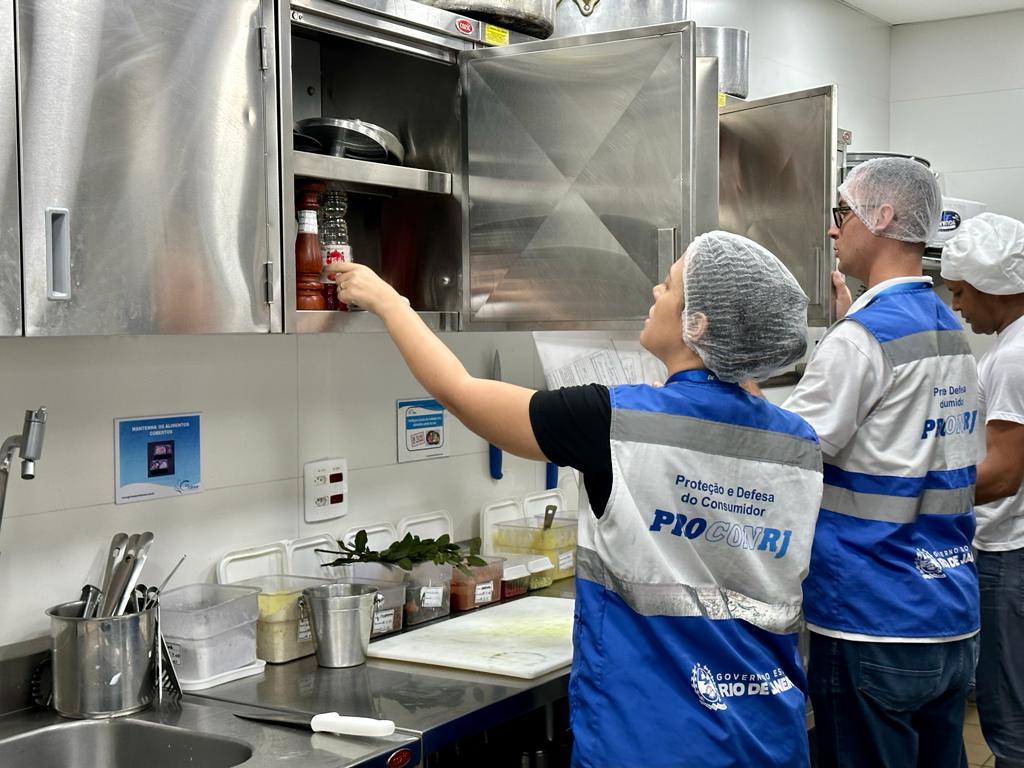 Dia dos Pais: Procon RJ notifica sites, fiscaliza e orienta lojas físicas e restaurantes