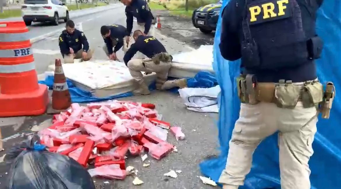 PRF apreende aproximadamente 400 quilos de maconha em Rio Bonito-RJ
